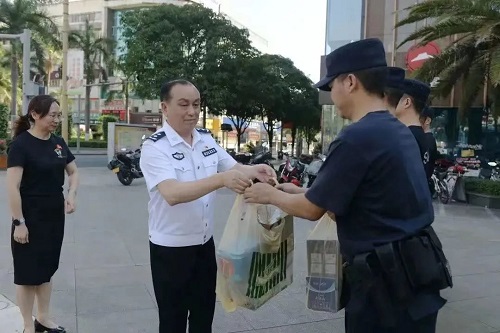 四川攀枝花市警察协会组织开展慰问高温一线执勤民辅警活动.jpg