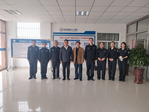 包头市警察协会民辅警进校.jpg